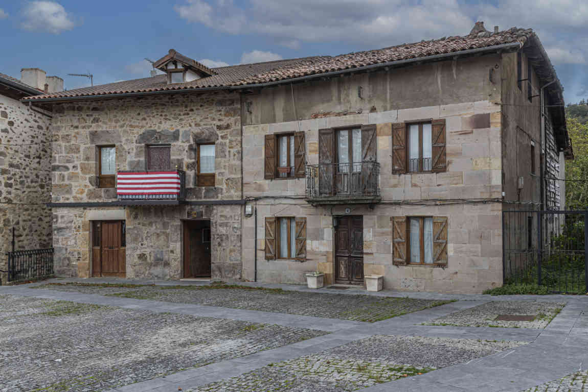 Vizcaya - Otxandio 06 - plaza Nagusia.jpg